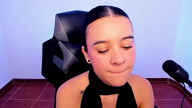 Isabellawhitmore - Blow kisses