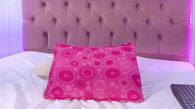 Gabby-Sweet - Two fingers inside pussy