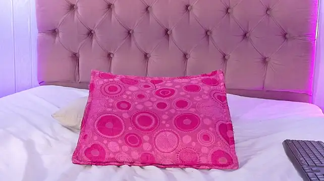 Gabby-Sweet - Two fingers inside pussy