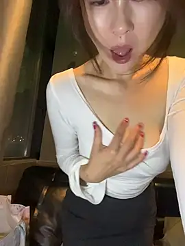 Eva10069 - 🌈户外酒吧街撒尿