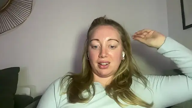 Arielsweetieee - Striptease down to Thong