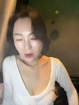 Eva10069 - 🌈户外酒吧街撒尿