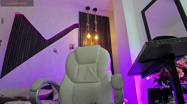 Mia_Dreaam - I'll step on your small cock🥜