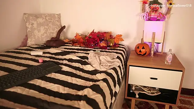 Monicaflowerr - fingers ass