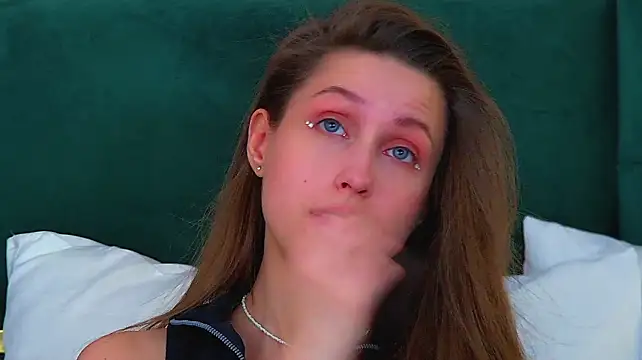 HaileyArden - making a beatbox