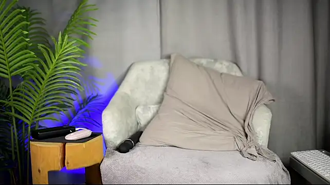 Juwenta - dildo in pussy + slap ass