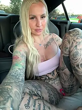 CoraDiamond - Dildofuck in the car + 1 Clip 😍