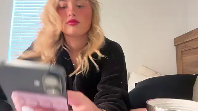 Zoeycaldwellxo - doggy style and feet up