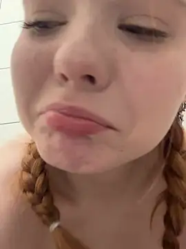 Freaky__Nikki - flash tits :p