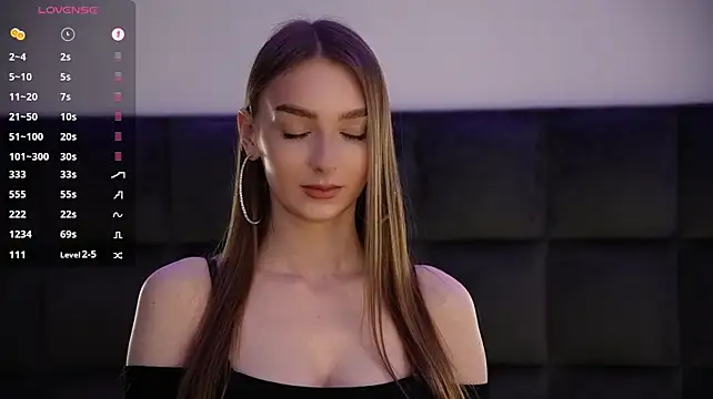 GoldieHarrington - Bra show