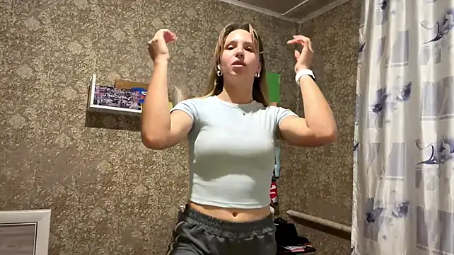 LilliaEhmen - Lick the camera to show my tongue👅