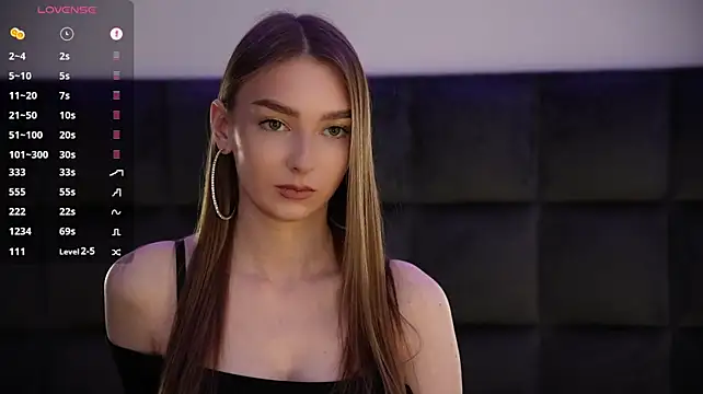 GoldieHarrington - Bra show