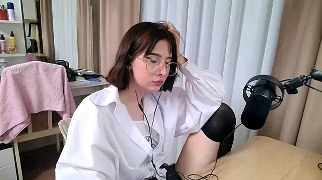 NeomiMckillip - Put on a cute skirt and tease it :3