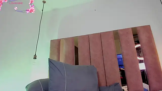 KarenSims - Totally naked + Touch pussy.
