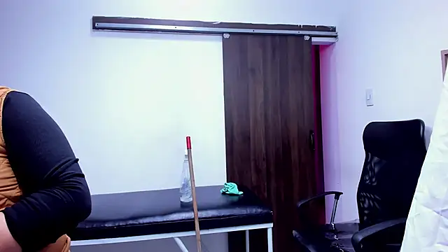 LeilaSmith_ - torso in the ass
