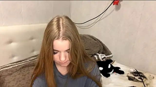 LiviaSmelser - show legs