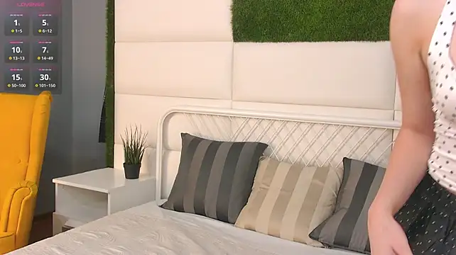 LindaMaxx - slap ass