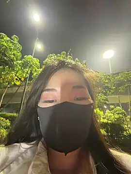 AiBanana - 马路边 刺激闺蜜👭骚逼狂喷水 完成目标着，可以控制小粉链接🔗60秒