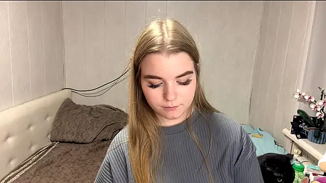 LiviaSmelser - show legs