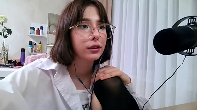NeomiMckillip - Show my outfit and sexy pose :3