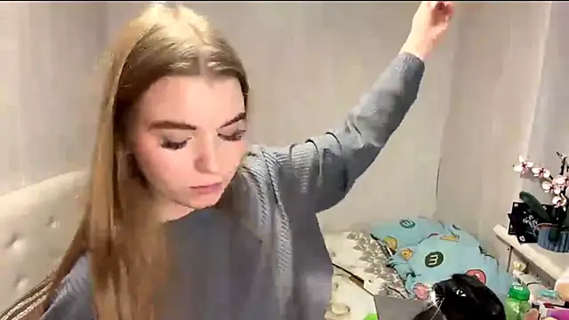 LiviaSmelser - show legs