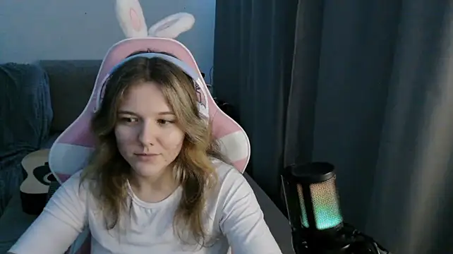 HelenMo0n - air kiss + meow