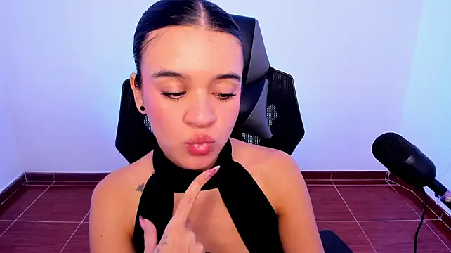 Isabellawhitmore - Blow kisses