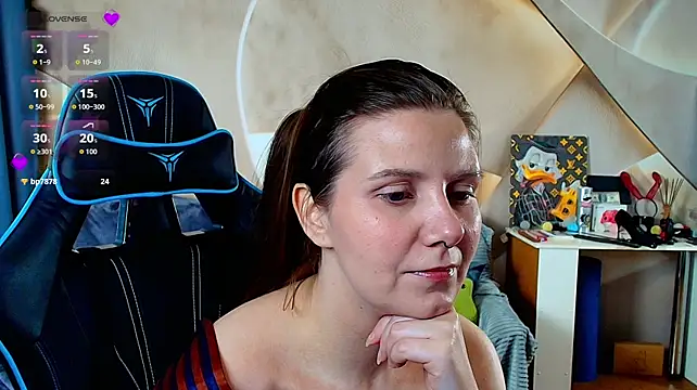 Millie_Mint - Drops of water run down my bare chest