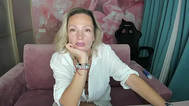 AlinaMoor - I'll play with the pussy