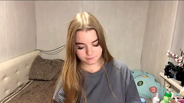 LiviaSmelser - show legs