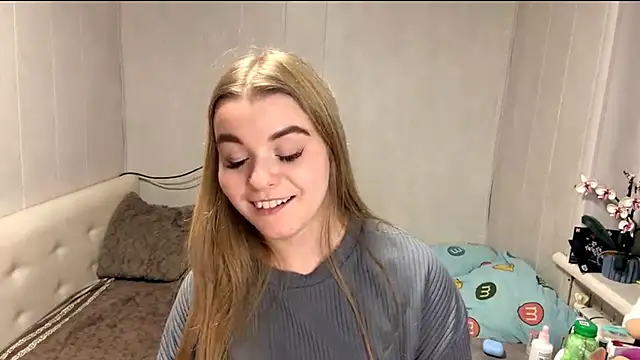 LiviaSmelser - show legs