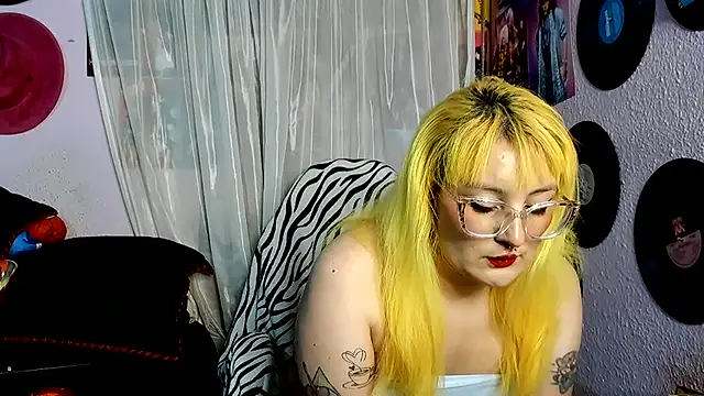 Avril_Maria - show boobs and spanks hard