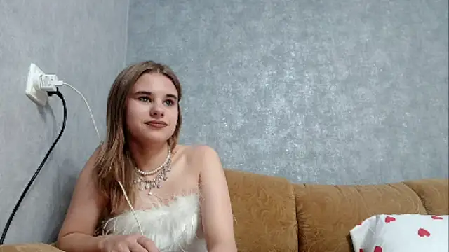 LinneaRacer - I'll show a video with a handjob in pm