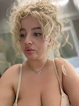 CurlyDaisy - LT gets snap and 1 sexy video