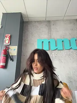 MystiqueXXX - BEAT MY CLIT WITH DOMI IN PUBLIC! 🥵👑