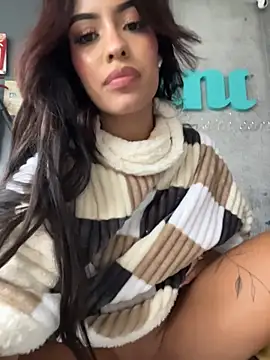MystiqueXXX - BEAT MY CLIT WITH DOMI IN PUBLIC! 🥵👑
