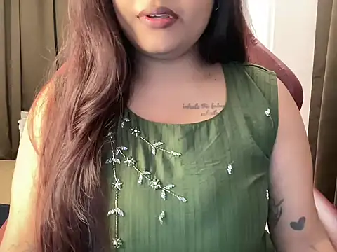 Shanayaaa_1 - OIL on my neck, titts, belly