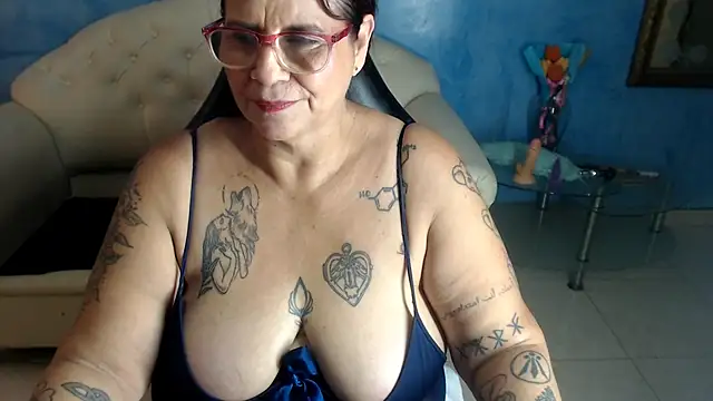 LauraRiley1 - tying up tits and making them bounce