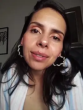 Bianca_Sweetie - Show pussy, rubbing my clit for you