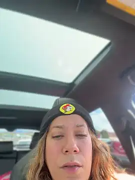 Bigbuttbrooklynn - Finger pussy in public