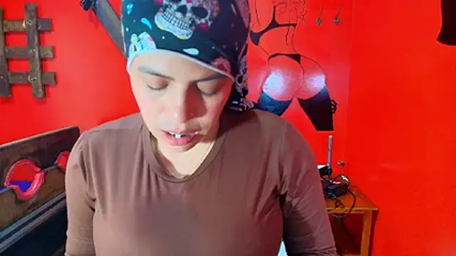 CurvyJulieth - I tie up my boobs and make them bounce