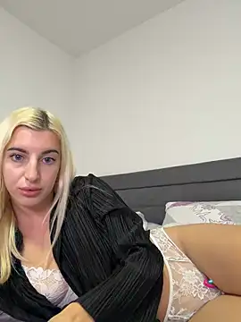 SweetMiiia - show Boobs and play with it 30 sec