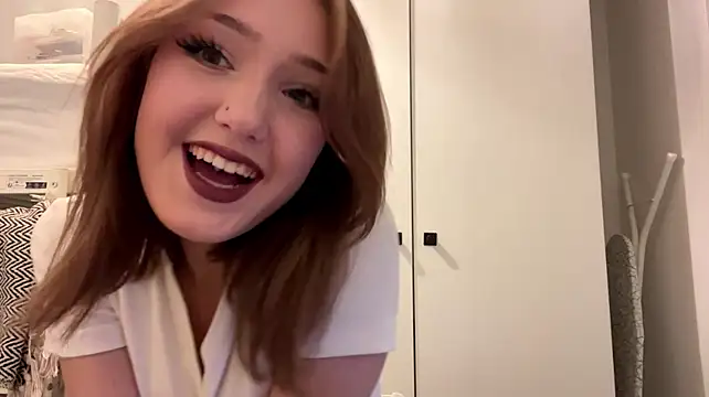Sereneglowz - Massage my tits under my shirt👀