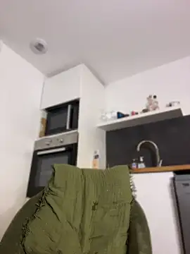 Clara-francaise - zoom pussy + caresse ma chatte