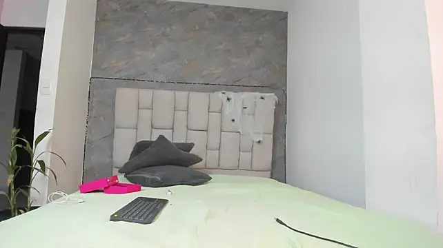 Lily_rose1 - control my toy for 5 minutes