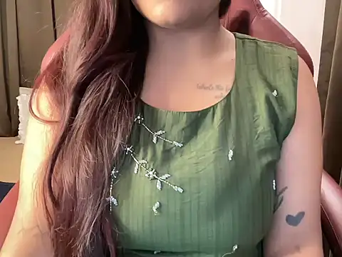 Shanayaaa_1 - OIL on my neck, titts, belly
