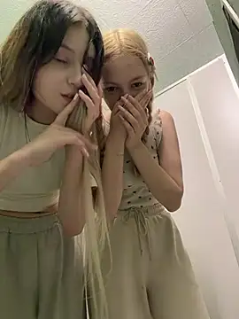 Elsawhere - Elsa squeeze Nancy's ass in panties!