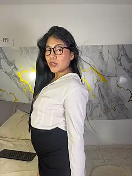 Leandra_jhonson - I play with my tits
