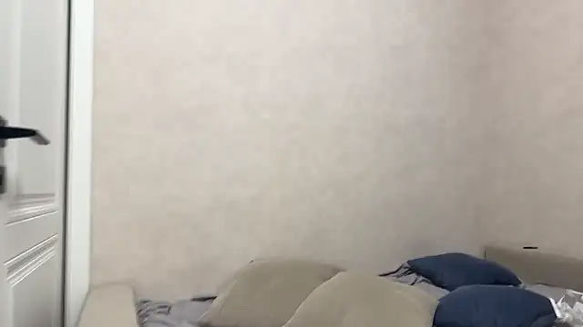 DuoSilk - first time try dildo for Vivian
