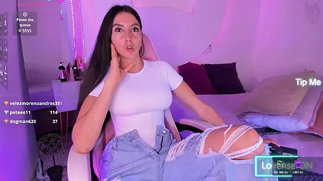 Itzel_Geneva - Squezee Boobs